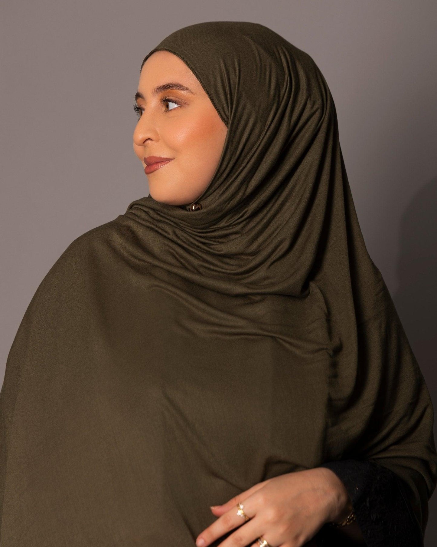 Premium oversize Jersey Hijab – Olive green - Hals and Sals