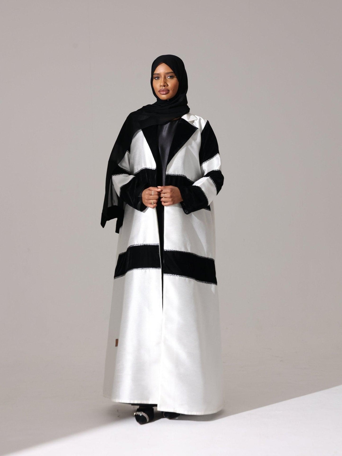 Monochrome Luxe Abaya - Hals and Sals