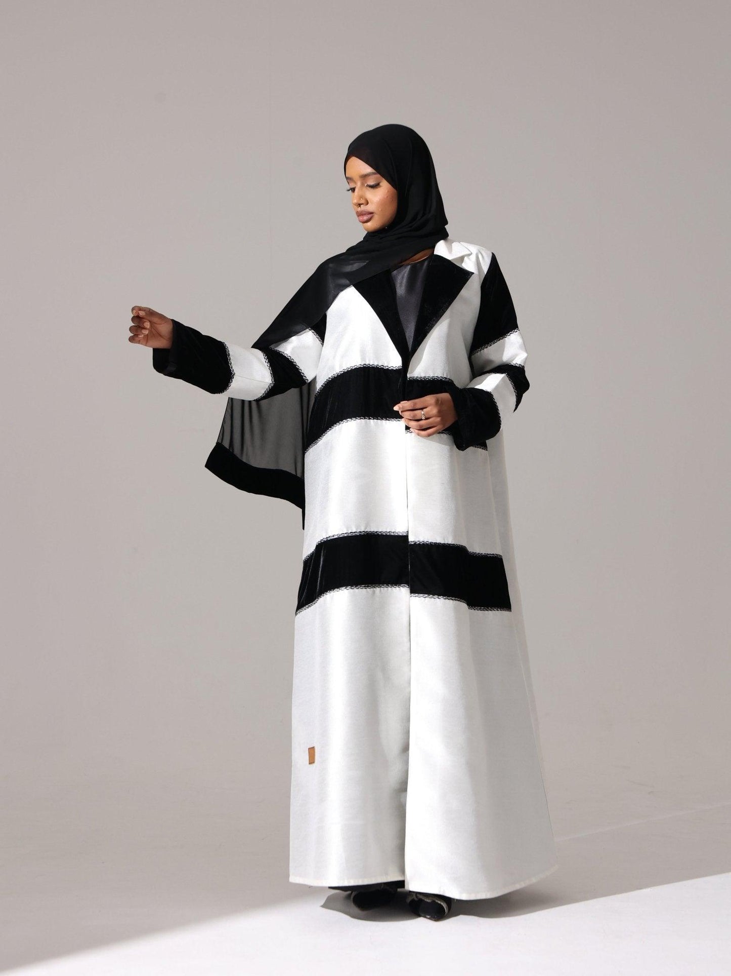 Monochrome Luxe Abaya - Hals and Sals